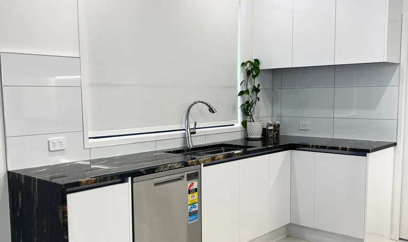 Sink corner and dishwasher