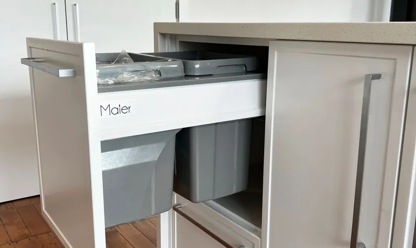 Waste bin drawer
