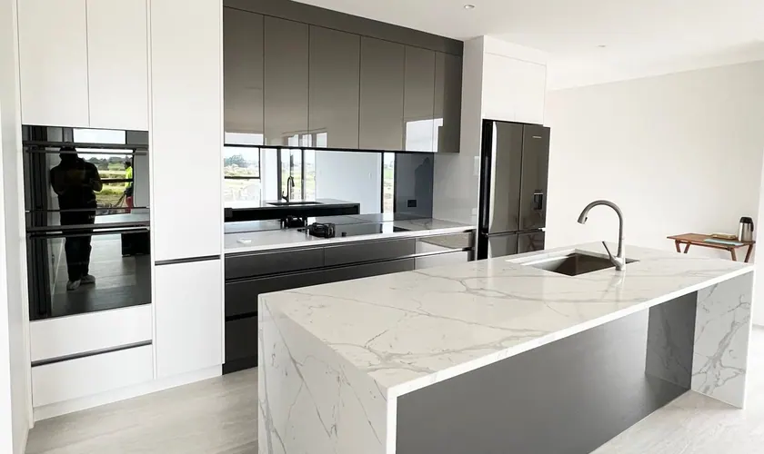 Marble island and cooktop