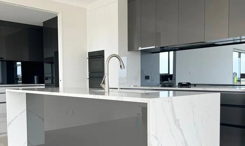 Island sink and splashback